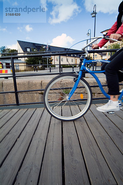 Ein Radfahrer in Hammarby Sjostad Stockholm Schweden.