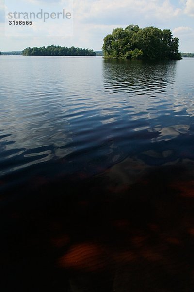 Eine kleine Insel in einem See-Schweden.