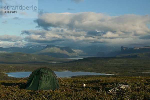 Ein Zelt in der Berglandschaft Lappland Schweden.