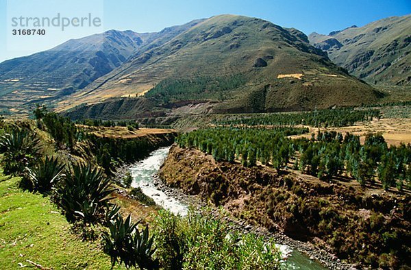 Berge und ein Tal Puno Peru.