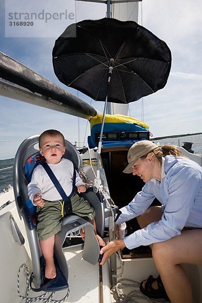 Eine Familie auf einem Segelboot Schweden.