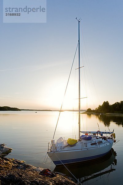 Ein Segelboot in sunset Schweden.