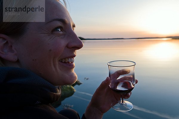 Eine Frau mit einem Glas Wein Schweden.
