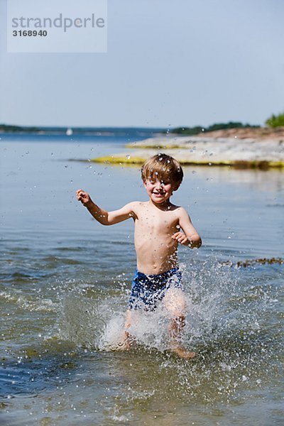 Ein Junge im Wasser Schweden ausgeführt.