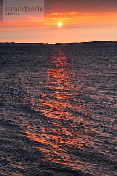 Sonnenuntergang über dem Meer Schweden.