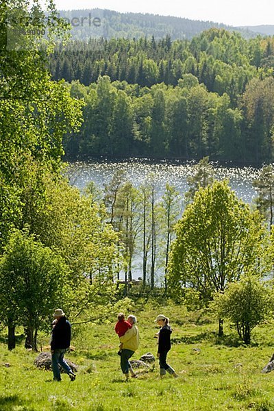 Menschen zu Fuß auf einer Wiese Schweden.