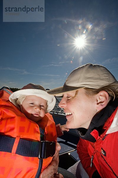 Mutter und Tochter in einem Boot Schweden.