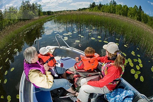 Zwei Frauen und Kinder in einem Boot Schweden.