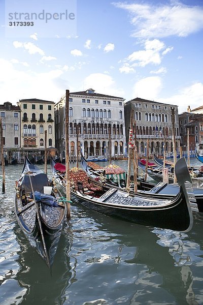 Gondeln an Pfählen liegend  Venedig  Italien