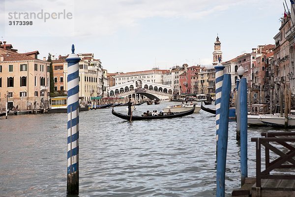Blick von Pier auf Kanal mit Gondeln  Venedig  Italien