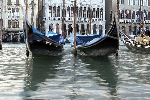 Gondeln auf Wasser liegend  Venedig  Italien  Flachwinkelansicht