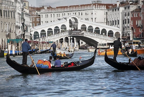 Gondeln auf Kanal  Brücke im Hintergrund  Venedig  Italien
