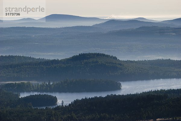 Wald und Wasser Landschaft  Luftaufnahme  Schweden.