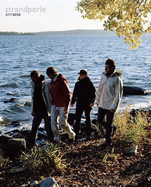 Junge Menschen am Meer  Schweden.