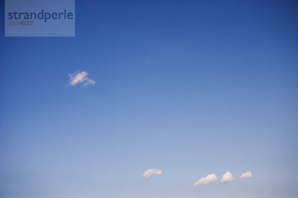 Kleine Wolken auf einem blauen Himmel.