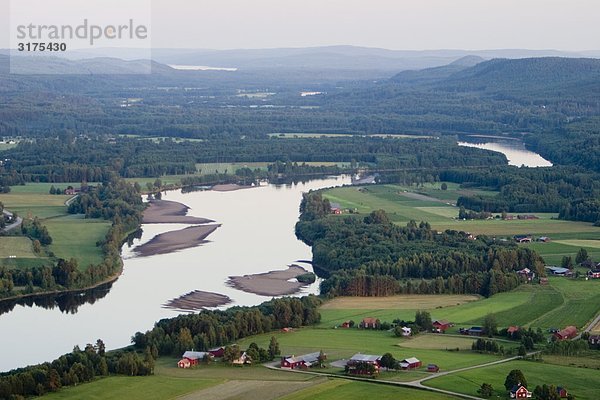 Luftbild von einem Fluss  Schweden.