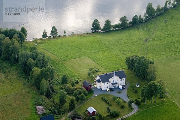 Herrenhaus weiß Ansicht Luftbild Fernsehantenne Schweden