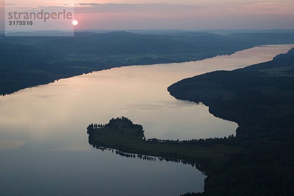 Eine Landschaft bei Sonnenuntergang  Schweden.