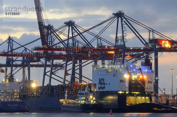 Kräne im Hafen von Göteborg.