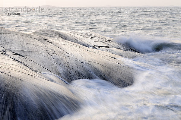 Läppen der Wellen an der Küste  Schweden.
