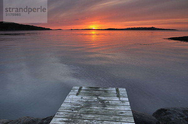 Eine Mole bei der Einstellung der Sonne  Bohuslan  Schweden.