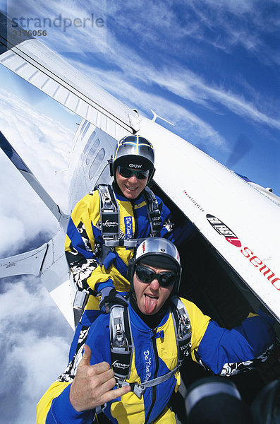 Fallschirmspringer in der Tür eines Flugzeuges.