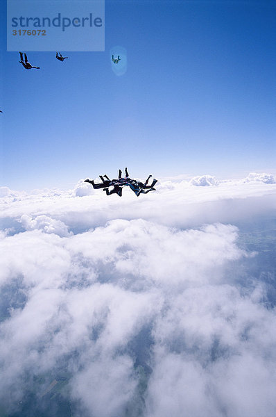 Fallschirmspringer in den Himmel.