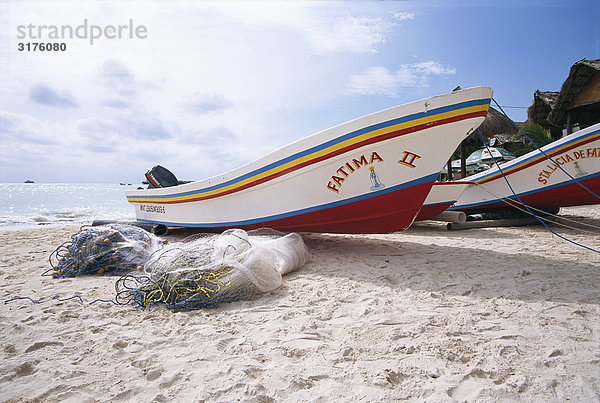 Ein Fischernetz und ein Boot am Strand  Mexiko.