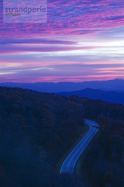 S-Kurve auf Mountain Road  Cherohala Skyway  North Carolina  USA.