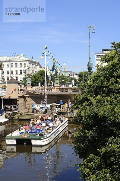 Ein Sightseeing-Boot mit Touristen  Göteborg  Schweden.