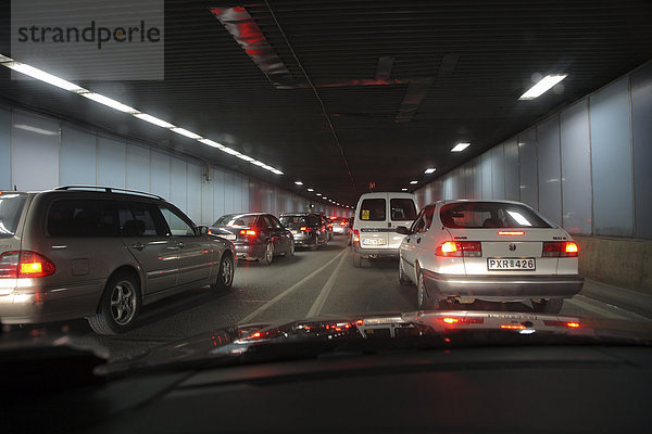 Stoßverkehr in einem Auto Tunnel  Schweden.