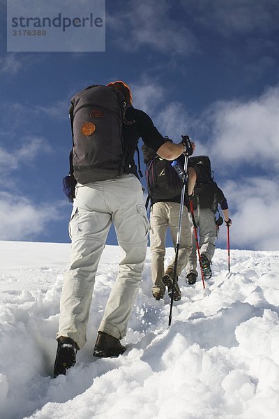 Drei Personen klettern ein Berg  Kebnekaise  Lappland  Schweden.