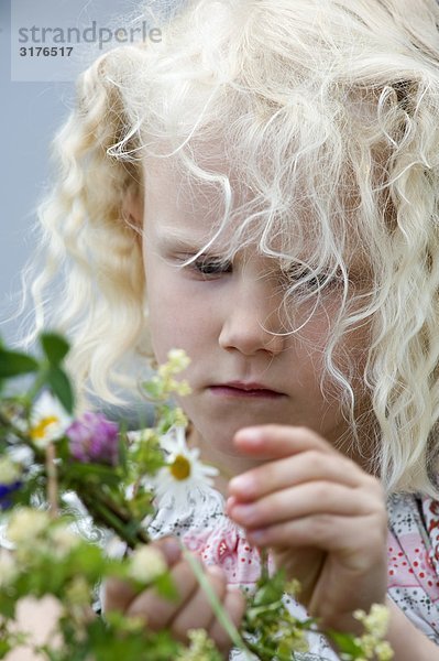 Ein Mädchen hält Blumenstrauß  Schweden.