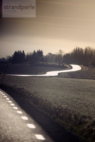 Straße in der Dämmerung  Schweden.