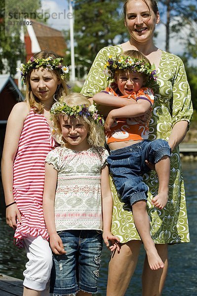 Portrait einer Frau mit drei Kindern  Schweden.