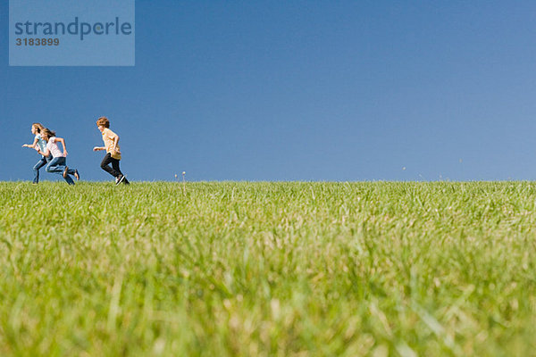 Kinder beim Laufen im Feld