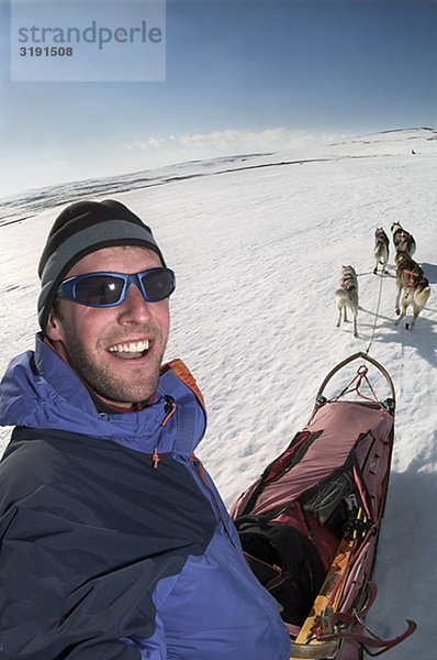 Ein Mann und ein Hund Team  Sarek  Lappland  Schweden.