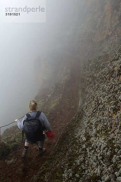 Eine skandinavische Frau Wandern  Madeira.