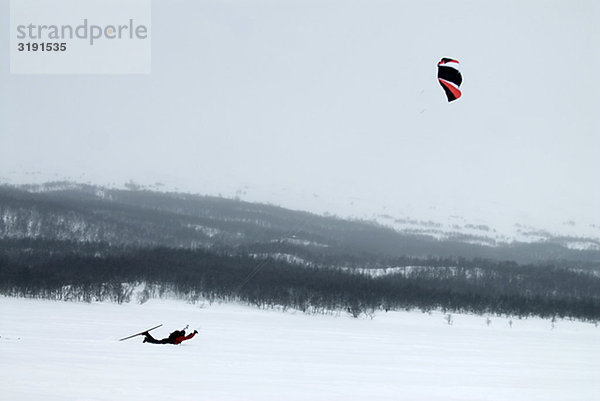 Ein Mann versuchen Kite-Surfen im Schnee  Schweden.