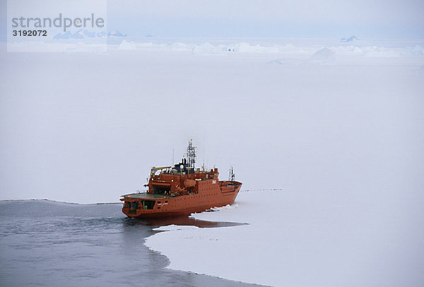 Im gefrorenen Meer Schiff