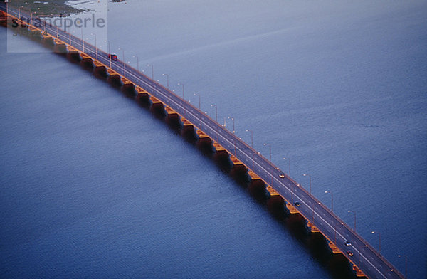 Lange Brücke über Meer