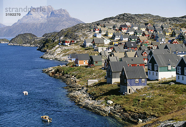 Berg Gebäude Meer Hintergrund