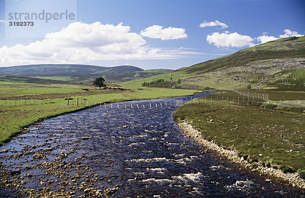 Landschaft mit Fluss inmitten Felder