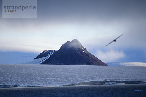 Berg unter Bedeckter Himmel