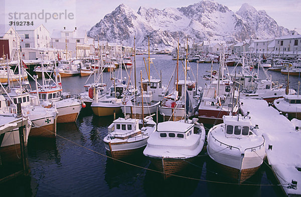 Hafen Schneedecke Berg Boot Hintergrund vertäut