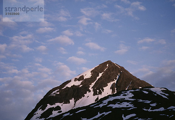 Gipfel des verschneites Gebirge gegen Himmel