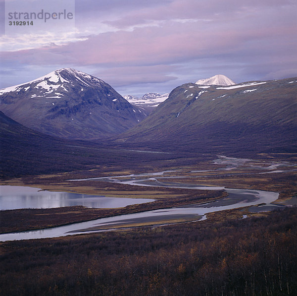 River mit schneebedeckten Berge im Hintergrund