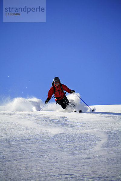 Skifahrer im Schnee  Telemark  Schweden.