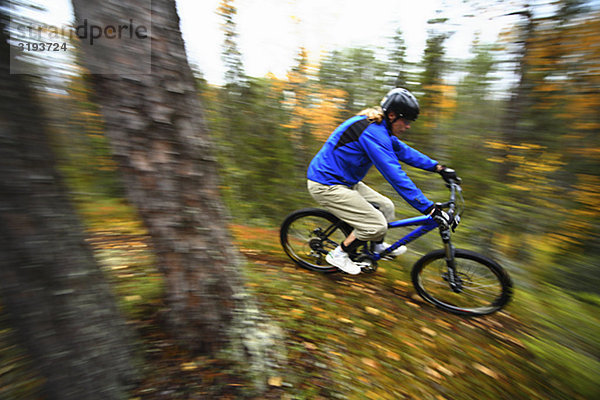 Ein Mountainbike fahren  Finnland.
