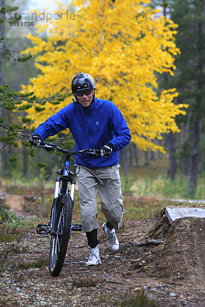 Ein Mountainbike fahren  Finnland.